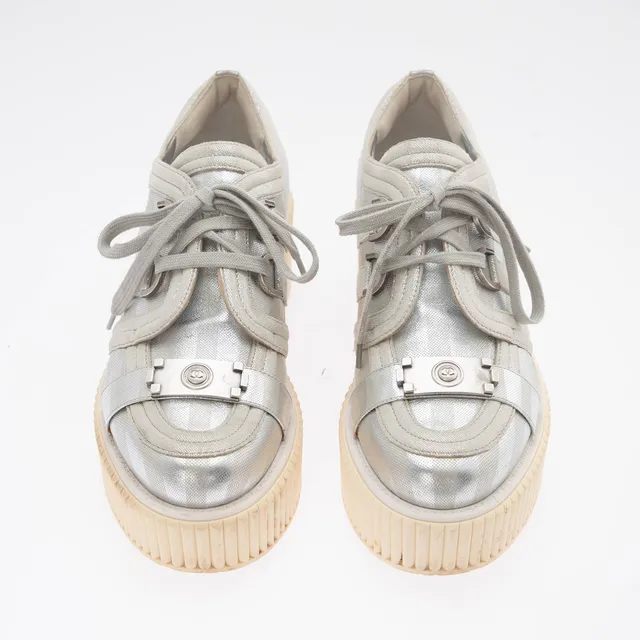 CHANEL. Platform Sneaker in silber, 41.