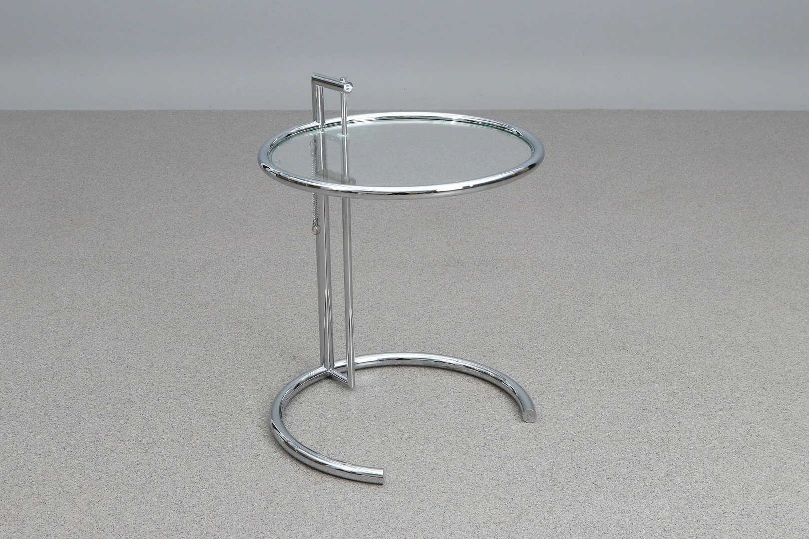EILEEN GRAY. EFTER. SIDOBORD. Förkromad metall med glasskiva. "E1027". Samtida tillverkning. Omärkt. — Tables — Skånes Auktionsverk