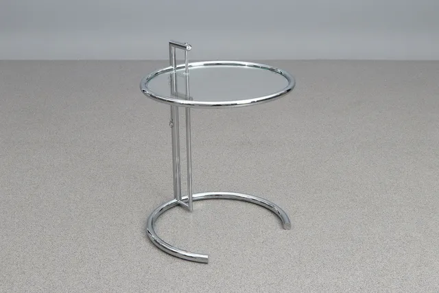 EILEEN GRAY. EFTER. SIDOBORD. Förkromad metall med glasskiva. "E1027". Samtida tillverkning. Omärkt.
