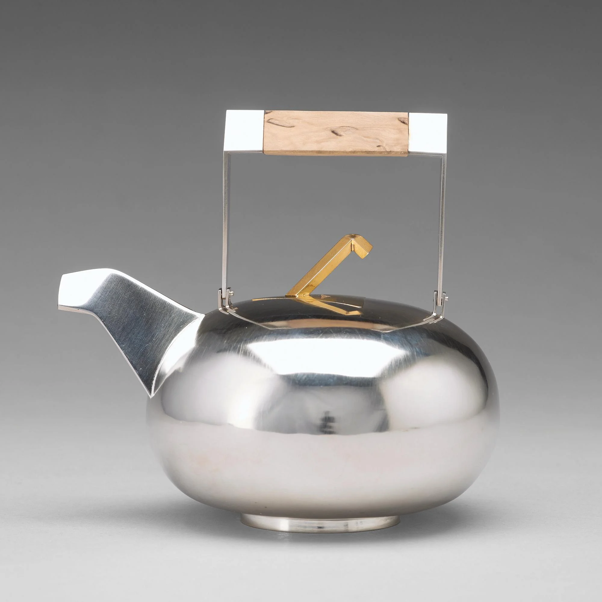Karlheinz Sauer, tekanna, Västerås, 1986, sterling. — Bukowskis