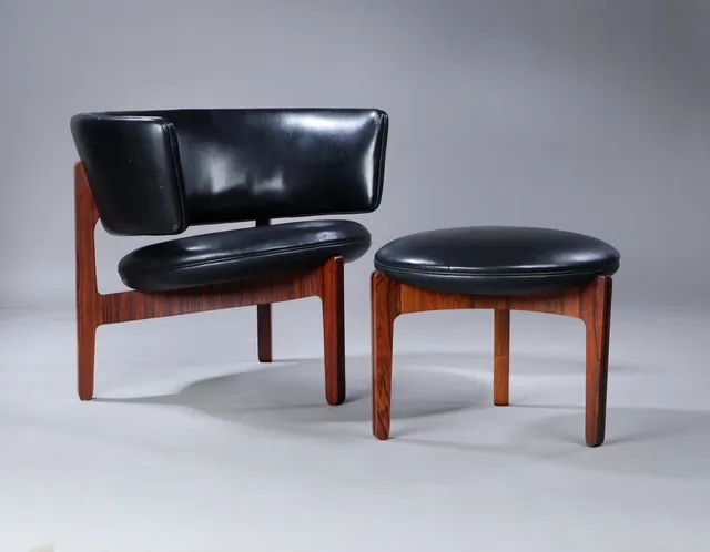 Sven Ellekær. Lounge chairs and footstool in rosewood, black leather, and black artificial leather (2)