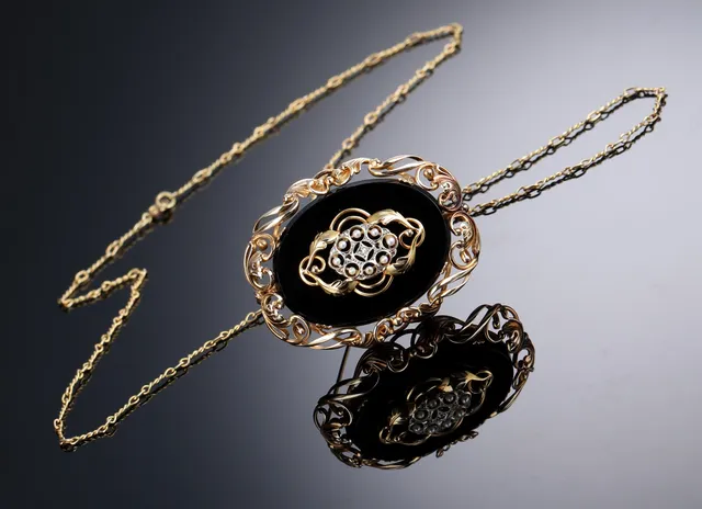 Vintage broche/vedhæng af 18 kt guld med perler, diamant og sort onyx samt halskæde af 14 kt guld (2)