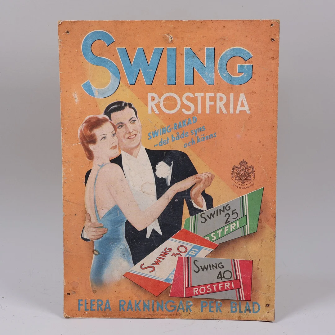 REKLAMSKYLT, "Swing rostfria, Swing-Raka -det både syns och känns", reklam för rakblad, 1941. — Advertising & Signs — Markus Auktioner