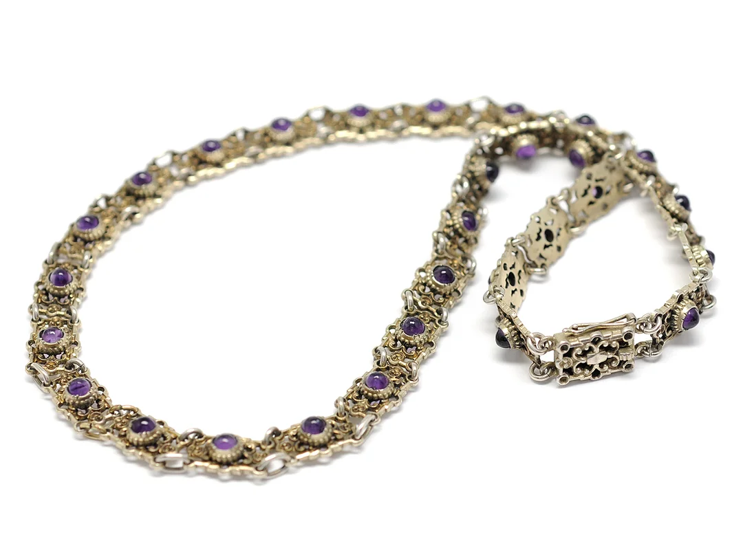 COLLIER, silver, cabochonslipade ametister, längd 43 cm, vikt 33,6 g. — Smycken/Collier — Kaplans
