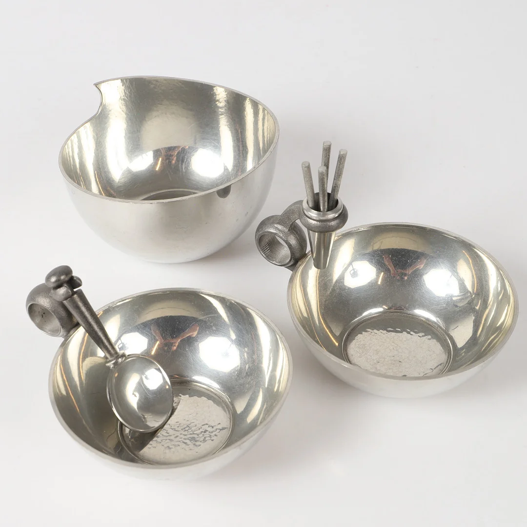 MICKE BERGGREN. Skålar med tillbehör, 3 stycken, tenn, Böketofta. — Pewter, Brass & Copper — Helsingborgs Auktionskammare