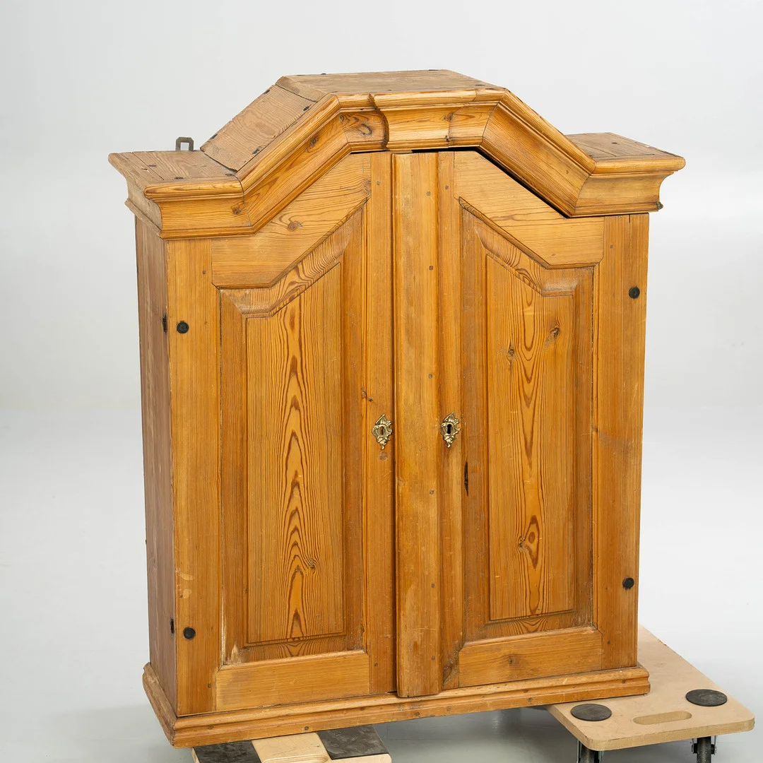 VÄGGSKÅP, Furu med blåmålad insida, Tidigt 1900-tal. — Furniture — Norrlands Auktionsverk