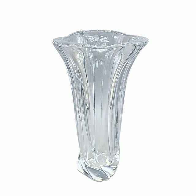 KRISTALLGLAS VASE IM FLORALEM DESIGN.
