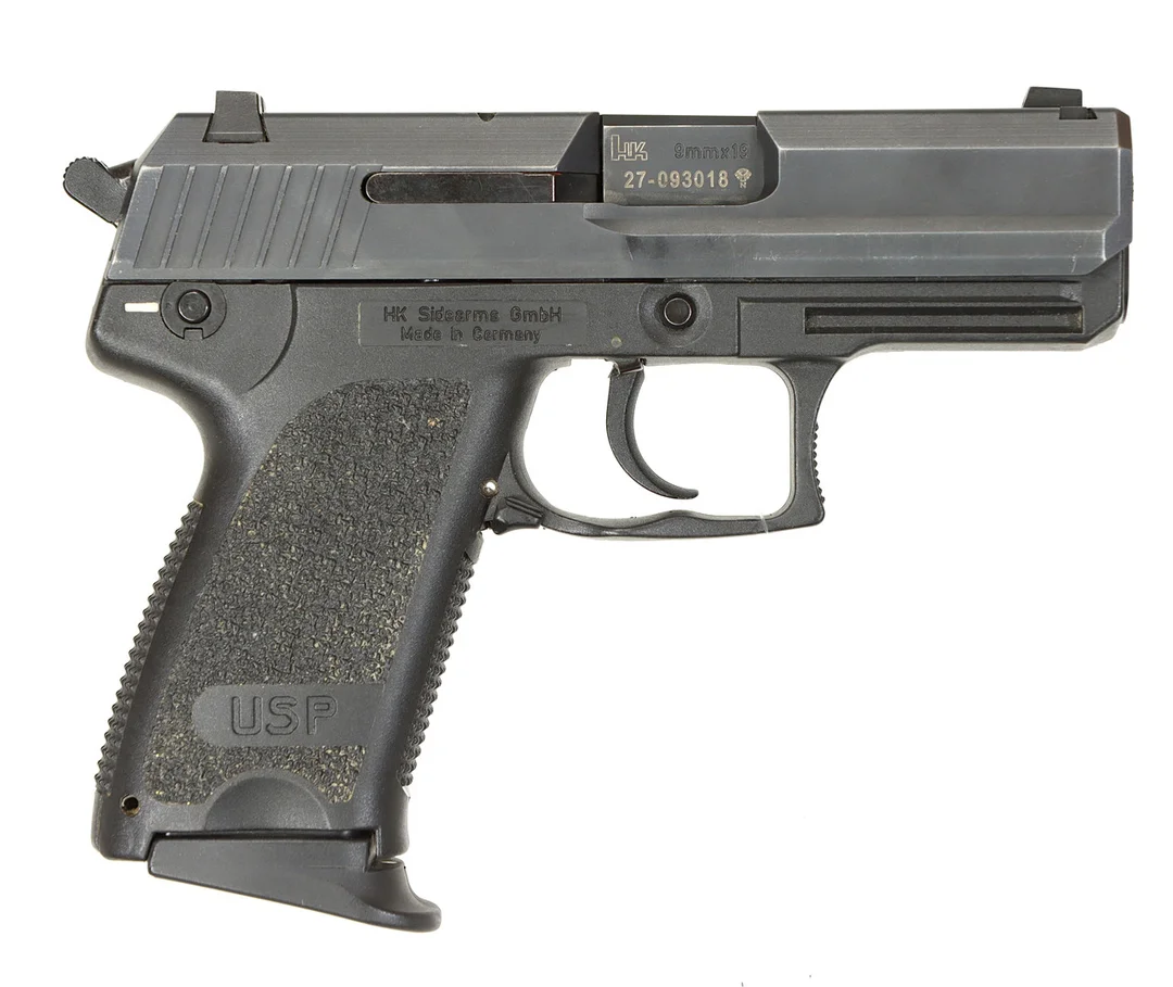 PISTOL, fabrikat Heckler & Koch, modell USP Compact, kaliber 9mm (9x19), tillv.nr 27-093018, se-nr SE2363771. — Pistols — Walter Borg