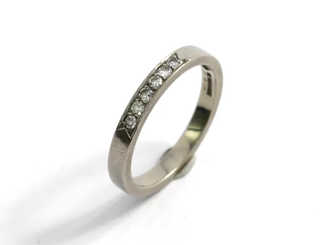 ALLIANSRING, 18K vitguld, 6 åttkantslipade diamanter ca 0,12ctv, stl 16,25 mm, vikt 3,1 g, Sverige.