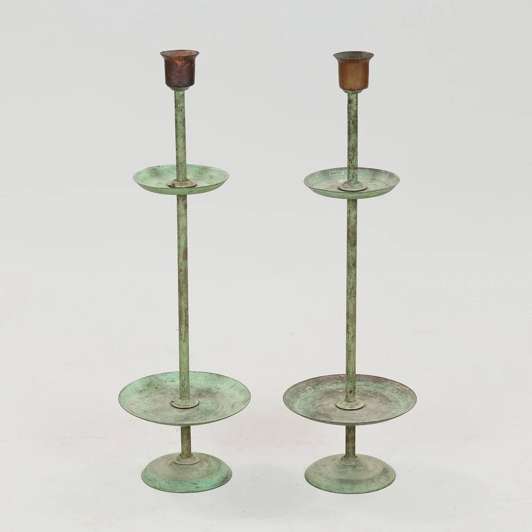 Par opsatse / gulvstager af bronze patineret metal 20/21 årh. (2). — Candlesticks — Palsgaard Kunstauktioner