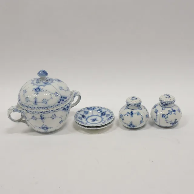 ROYAL COPENHAGEN, FEM DELAR MUSSELMALET.