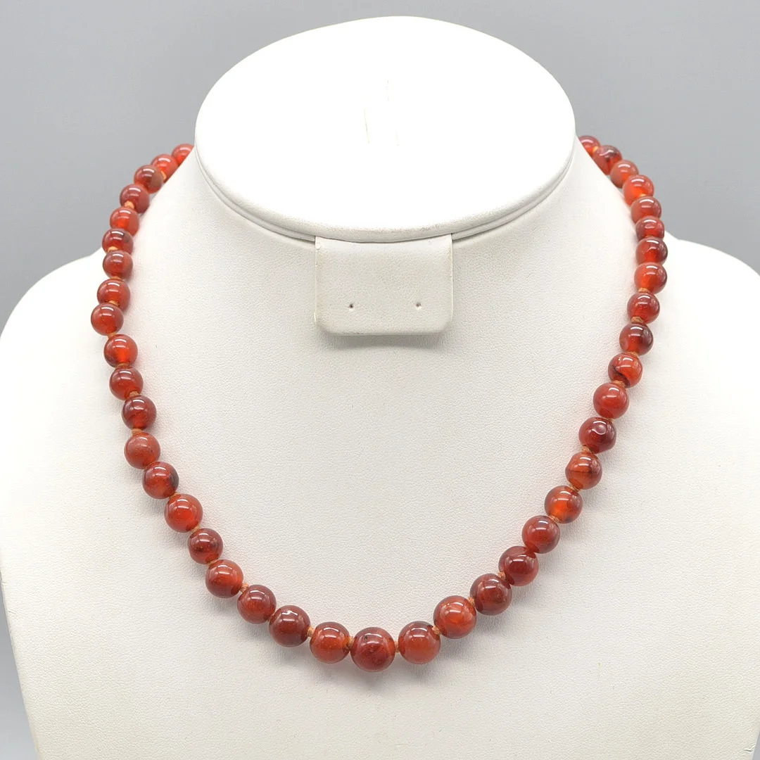 PERLENCOLLIER AUS KARNEOL, GRÖSSE NACH ANGEORDNET, POLIERT, UM 1950. — Necklace — Kunst- und Auktionshaus Kleinhenz
