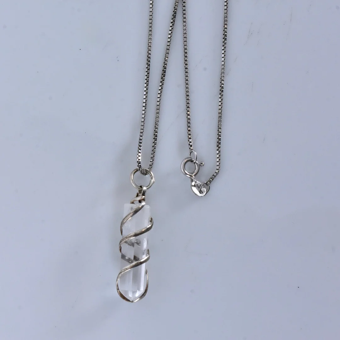 HÄNGE, med kristall och kedja, silver. — Brooches & Pendants — Halmstads Auktionskammare