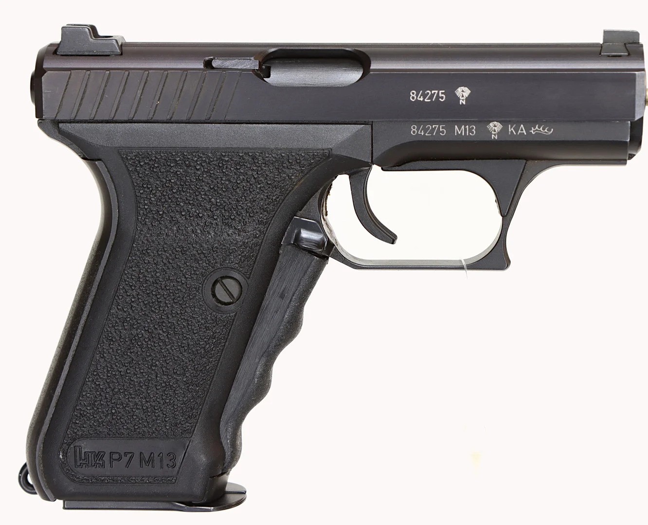 139. PISTOL, Halvautomatisk, fabrikat Heckler& Koch, modell P7M13, kaliber 9x19, tillv.nr 84275, se-nr SE0140866. — Pistols — Walter Borg