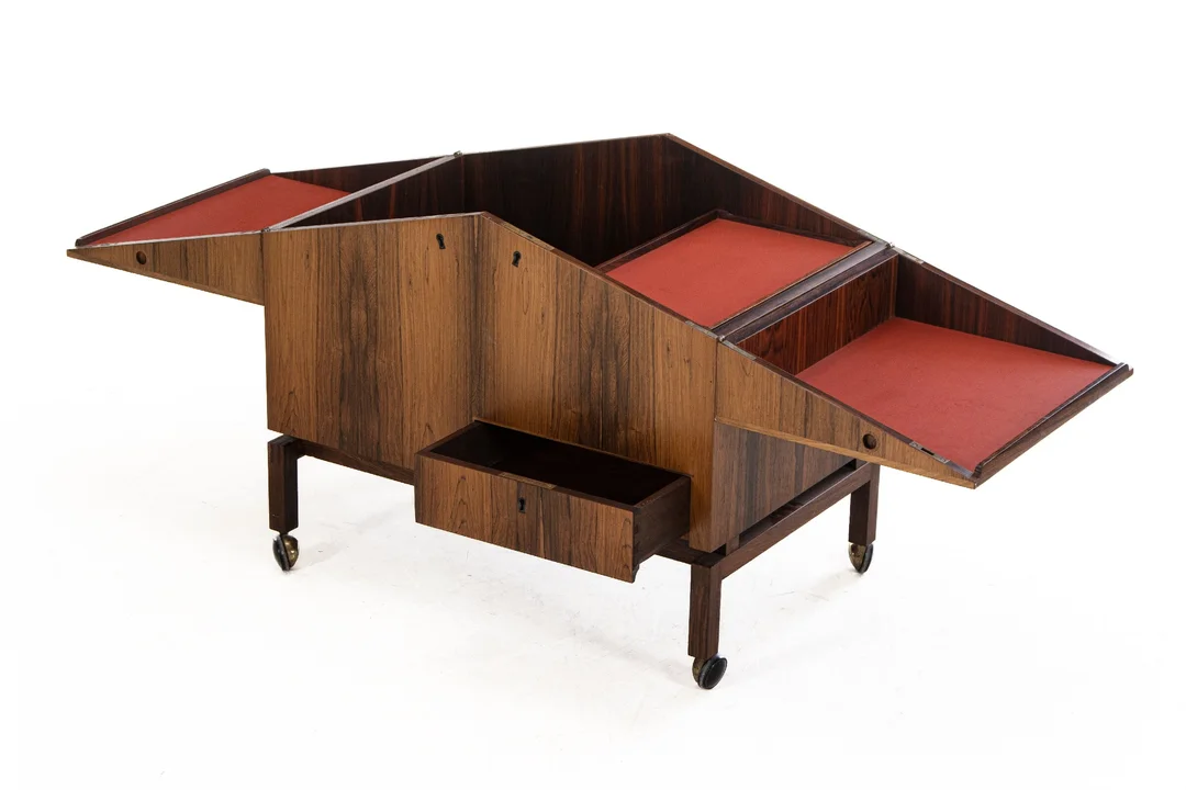 Leif Alring. Rosewood bar cabinet model 284, 1960s. — Furniture/Cabinets, chests of drawers — Lauritz