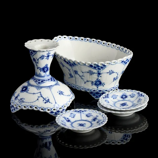 ROYAL COPENHAGEN. "Musselmalet", 5 delar med genombruten kant, Helblond: konfektskål, ljusstake samt fat, 1:a sortering.