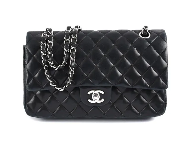VÄSKA, CHANEL, Flap Bag, svart quiltat lammskinn, silverfärgade beslag, 25,5x15x6,5 cm, hologrammärkt 11977569, dustbag, slitage på hörn, bruksslitage.