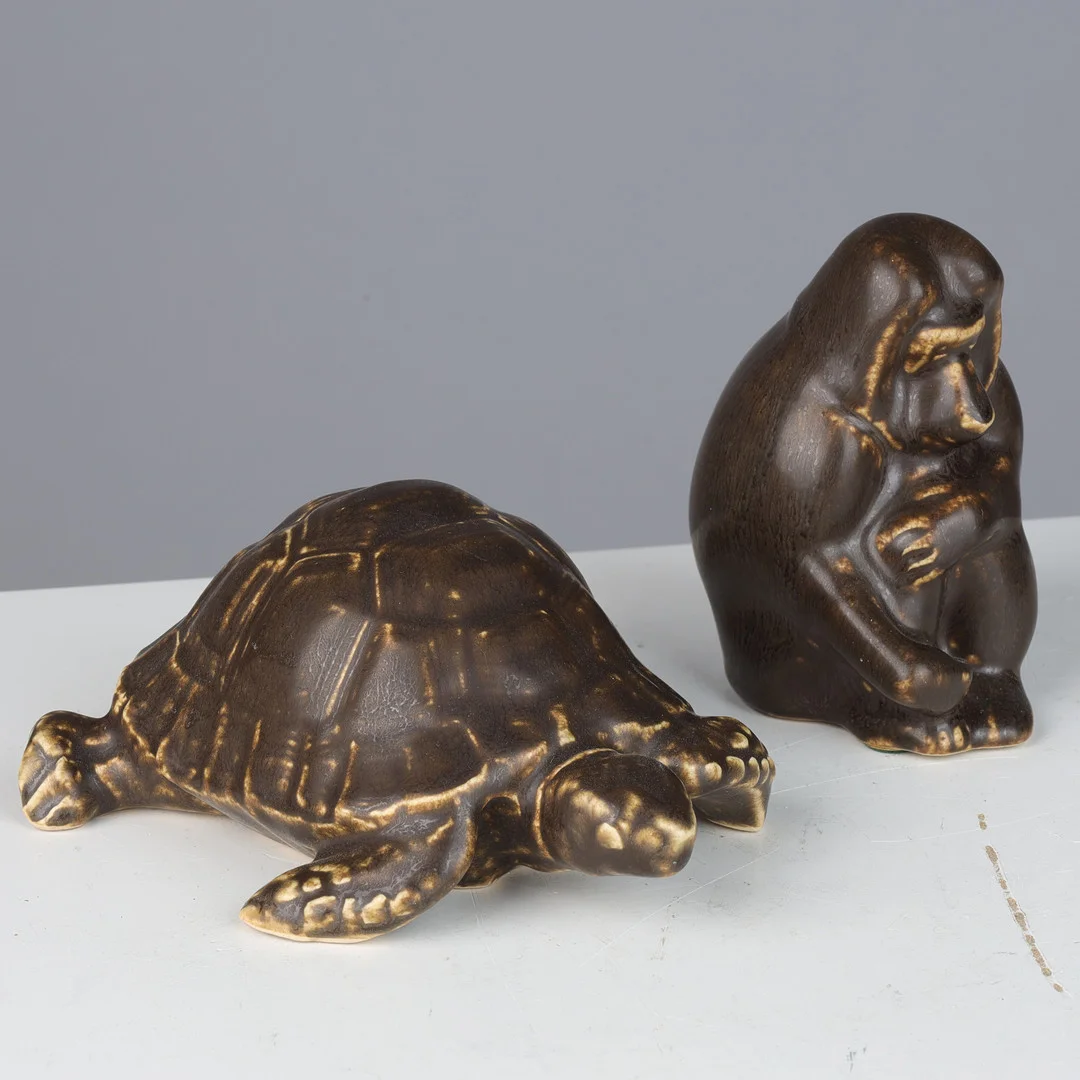 BL.A. PEDER HALD (1892-1987). To skulpturer af glaseret keramik, skildpadde og bavian, Michael Andersen, Bornholm, 1970'erne (2). — Sculptures & Bronzes — Palsgaard Kunstauktioner