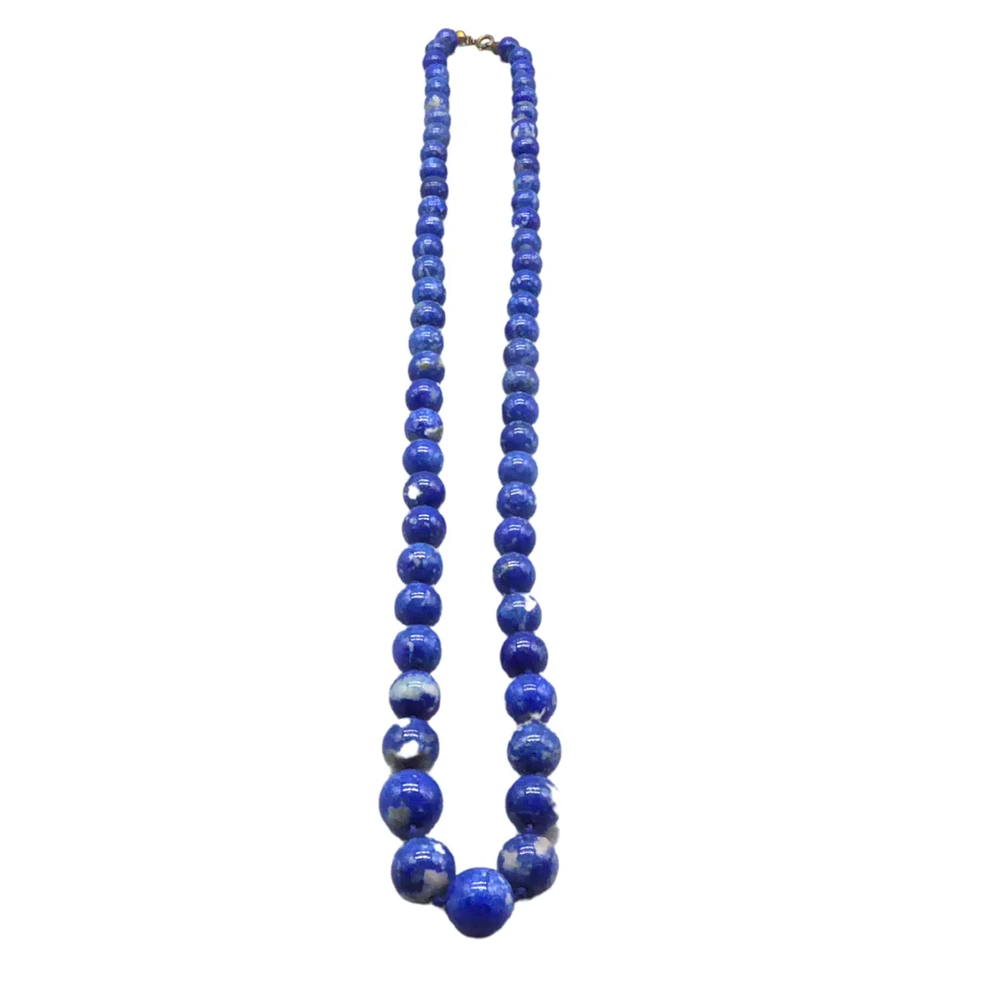 LAPISLAZULI PERLENKETTE MIT EINEM VERSCHLUSS AUS 925ER SILBER. — Necklace — Auktionshaus Stuber's Hammerschlag
