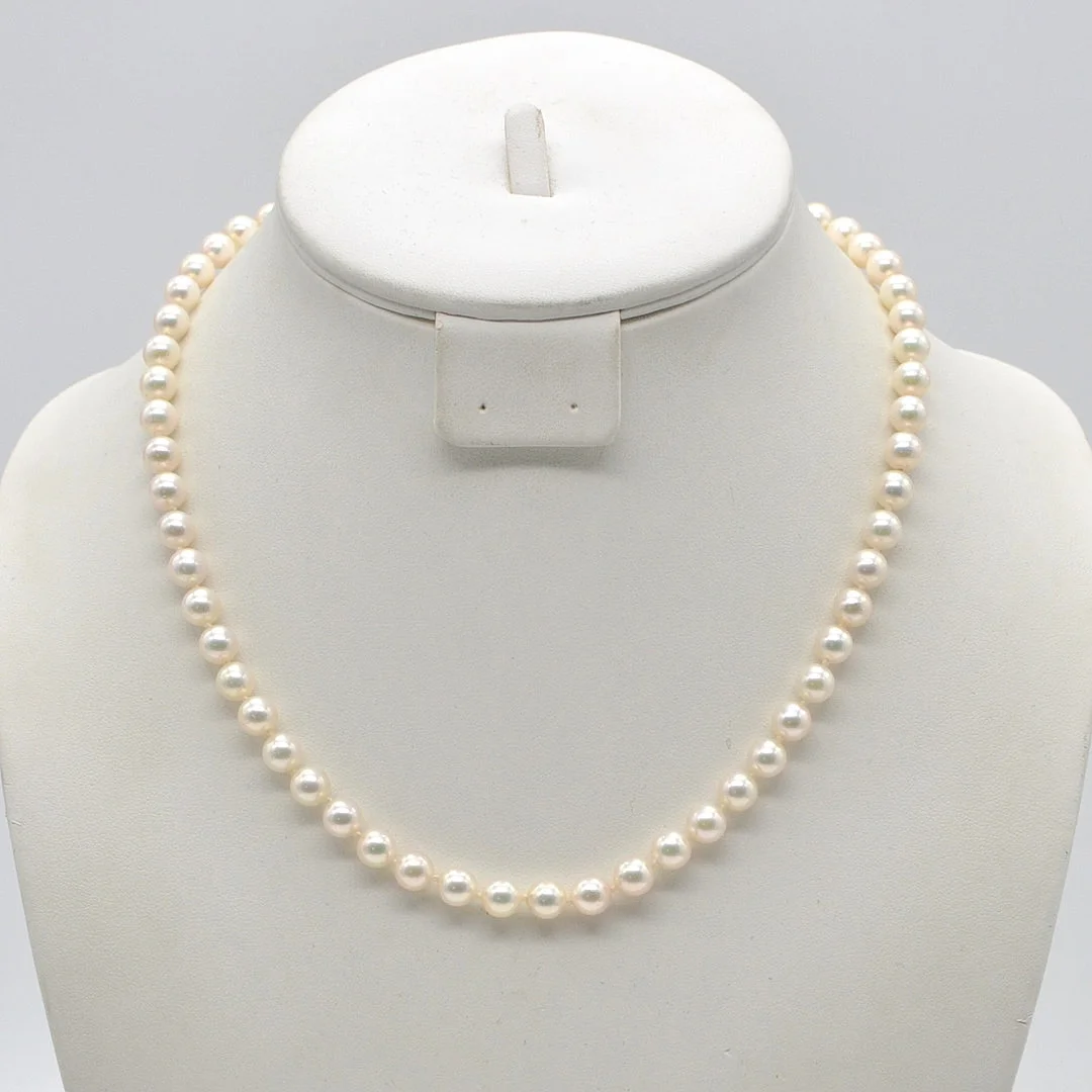 AKOYA-PERLENCOLLIER, SILBER-WEISSER-LÜSTER, EINZELN GEKNOTET, VERGOLDETER VERSCHLUSS, CA. 47 CM, 20. JAHRHUNDERT. — Necklace — Kunst- und Auktionshaus Kleinhenz