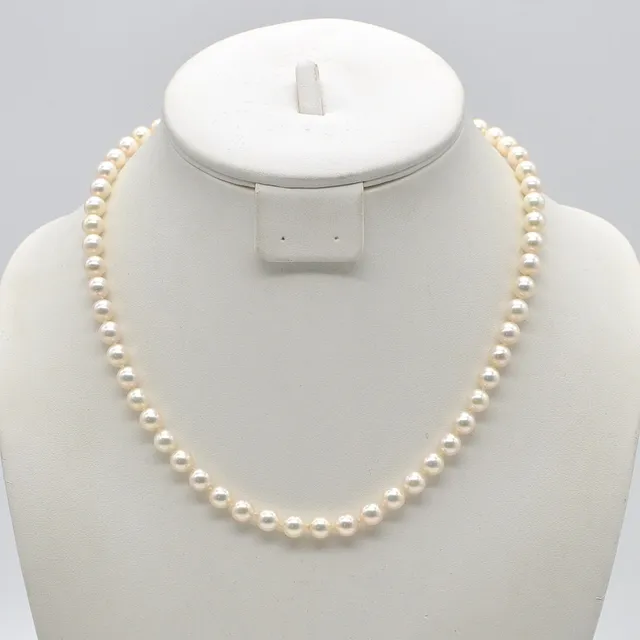 AKOYA-PERLENCOLLIER, SILBER-WEISSER-LÜSTER, EINZELN GEKNOTET, VERGOLDETER VERSCHLUSS, CA. 47 CM, 20. JAHRHUNDERT.