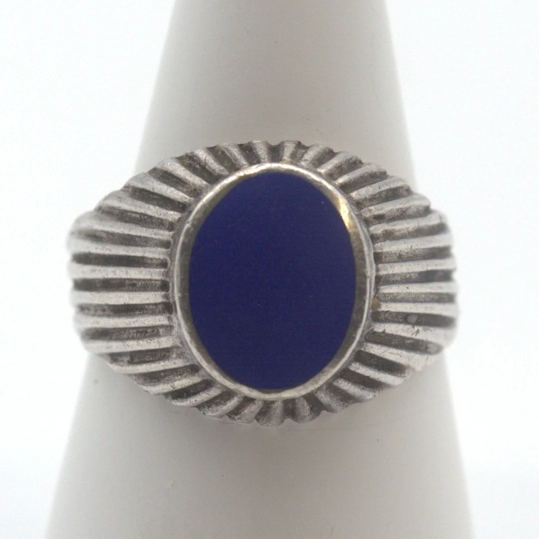 DESIGNER RING STERLING SILBER MIT GEFASSTEN LAPISLAZULI, HANDARBEIT, 20. JAHRHUNDERT. — Rings — Kunst- und Auktionshaus Kleinhenz