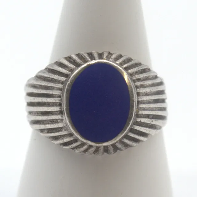DESIGNER RING STERLING SILBER MIT GEFASSTEN LAPISLAZULI, HANDARBEIT, 20. JAHRHUNDERT.