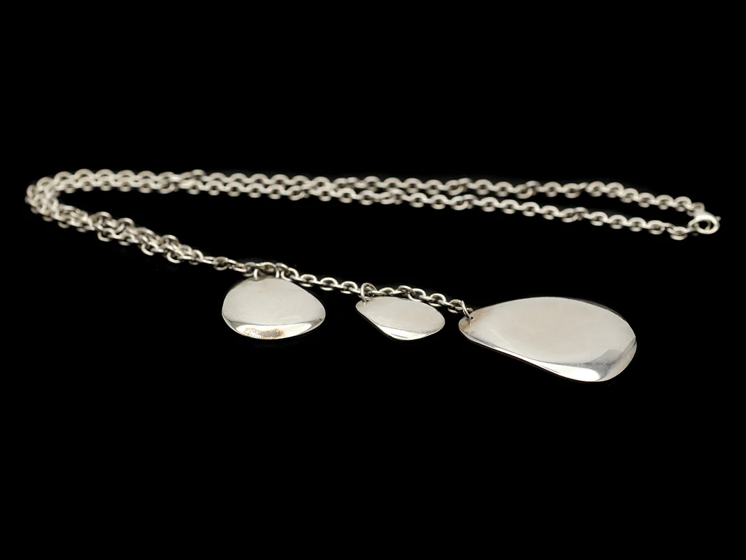 EFVA ATTLING, collier, Rose Petal Fall, silver, längd 42 cm, vikt 21,8 g, etui. — Smycken/Collier — Kaplans