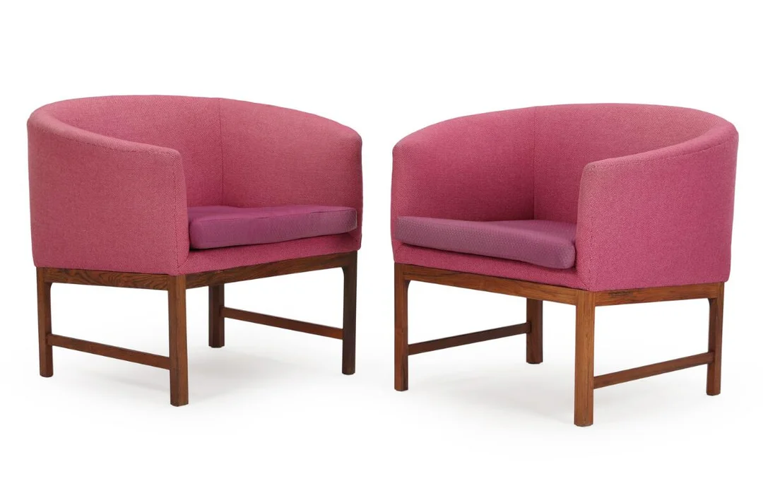 A pair of easy chairs with rosewood frame, upholstered with rose wool and fabric. Model V 16. Manufactured by Holger Christiansen. 1960s. (2) — Modern Furniture — Bruun Rasmussen