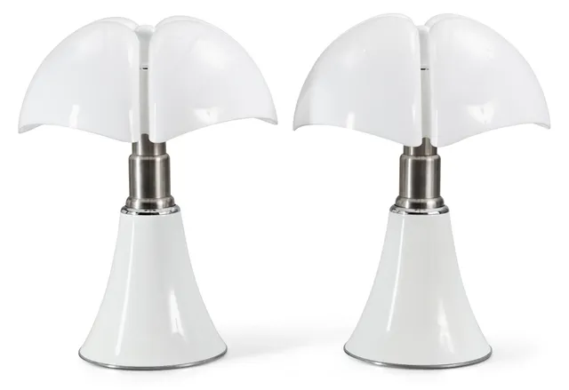 GAE AULENTI, bordslampor, ett par "Pipistrello", för Martinelli Luce, Italien.