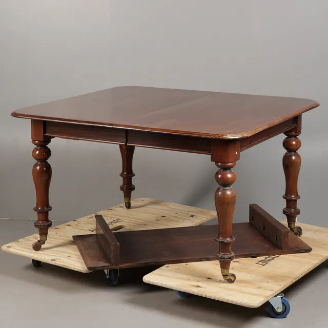 A VICTORIAN MAHOGANY EXTENDING DINING TABLE.