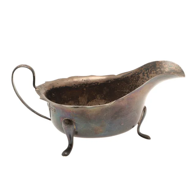 AN EARLY 20TH CENTURY SILVER SAUCE BOAT.