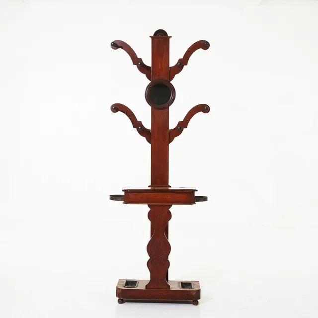 HALLMÖBEL, med spegel, 18/1900-tal, fanérad i mahogny, karvsnittsdekor.