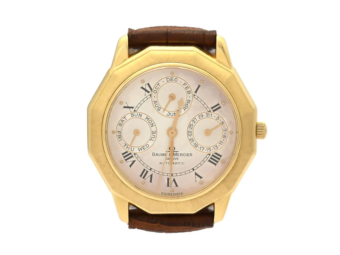 BAUME & MERCIER, Geneve, Riviera Complication, Cal BM11530, Verk nr. 882186, Boett nr. 77312.1, herrur, 35 mm, 18K guld, automatisk, safirglas, dag, datum, månad, skadad urtavla, servicebehov, läderband, originalspänne i doublé, ca 1990, box (ej tidsenlig), ytterkartong (ej tidsenlig). Limiterad och numrerad (Nr. 389/499). — Klockor/Baume&Mer — Kaplans