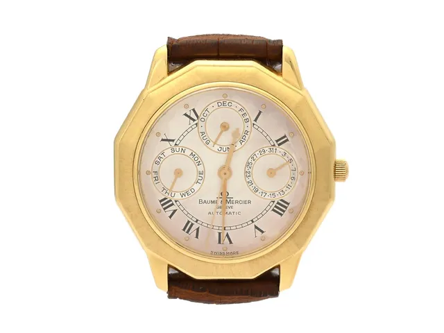 BAUME & MERCIER, Geneve, Riviera Complication, Cal BM11530, Verk nr. 882186, Boett nr. 77312.1, herrur, 35 mm, 18K guld, automatisk, safirglas, dag, datum, månad, skadad urtavla, servicebehov, läderband, originalspänne i doublé, ca 1990, box (ej tidsenlig), ytterkartong (ej tidsenlig). Limiterad och numrerad (Nr. 389/499).