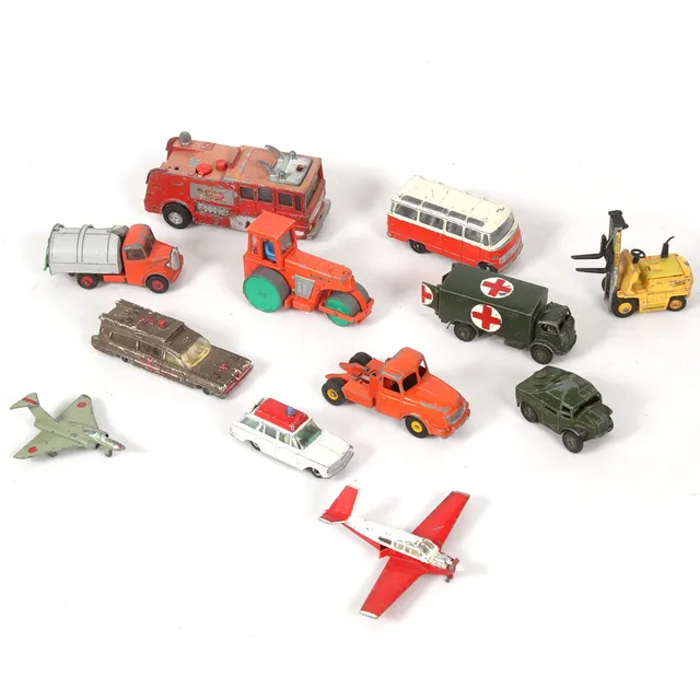 MODELLBILAR, 11 st, Dinky Toys, England.