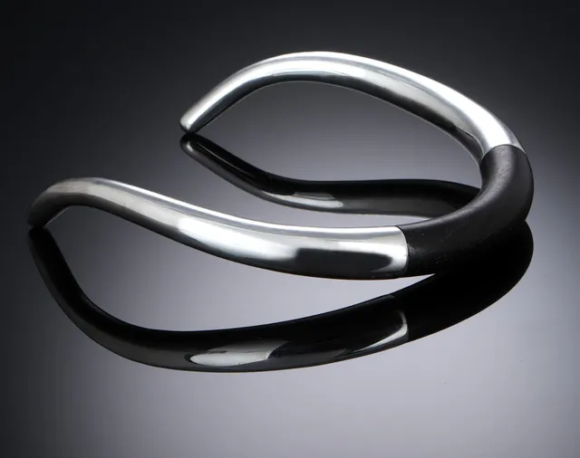 Georg Jensen, 'Aura' halsring. Designet af Anne Ammitzbøll