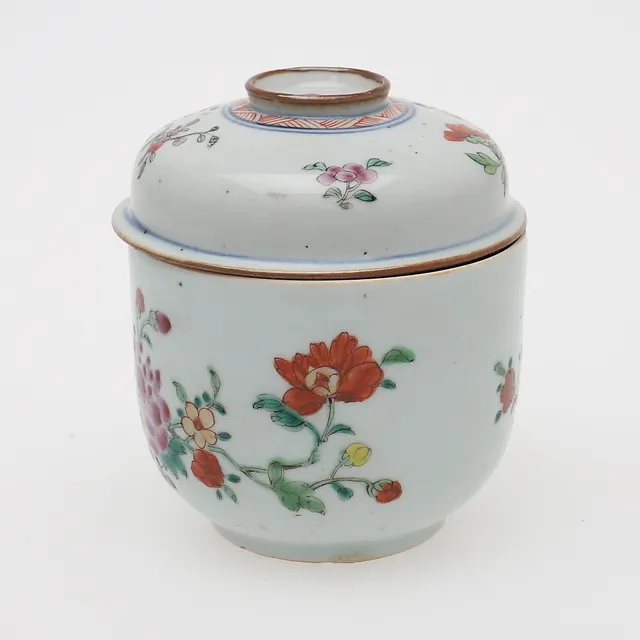 A CHINESE 'FAMILLE ROSE' JAR AND COVER.