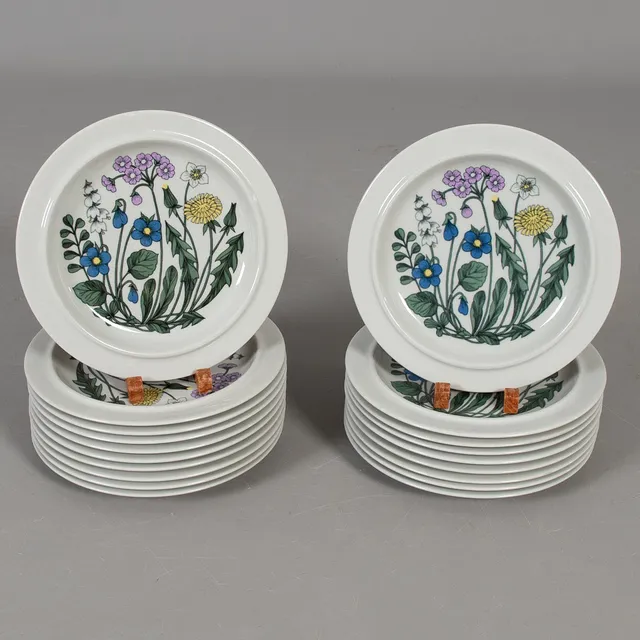 ESTERI TOMULA. För Arabia, fat,19 st, "Flora", 1979-1981.