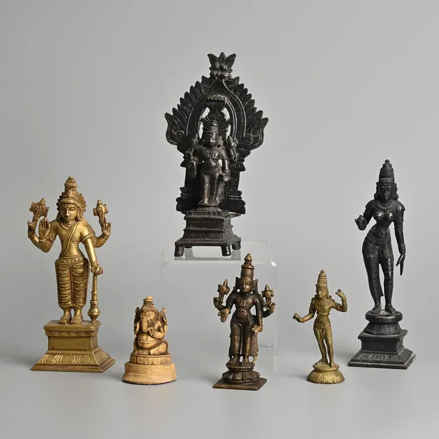 A GROUP OF INDIAN BRASS BRONZE FIGURES OF HINDU DEITIES, VISHNU AND PARVATI, 19/20TH CENTURY.