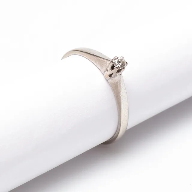 ENSTENSRING, 18k, Guld, med liten diamant om 0.05ct enligt märkning. Vikt cirka 1,9 gram.