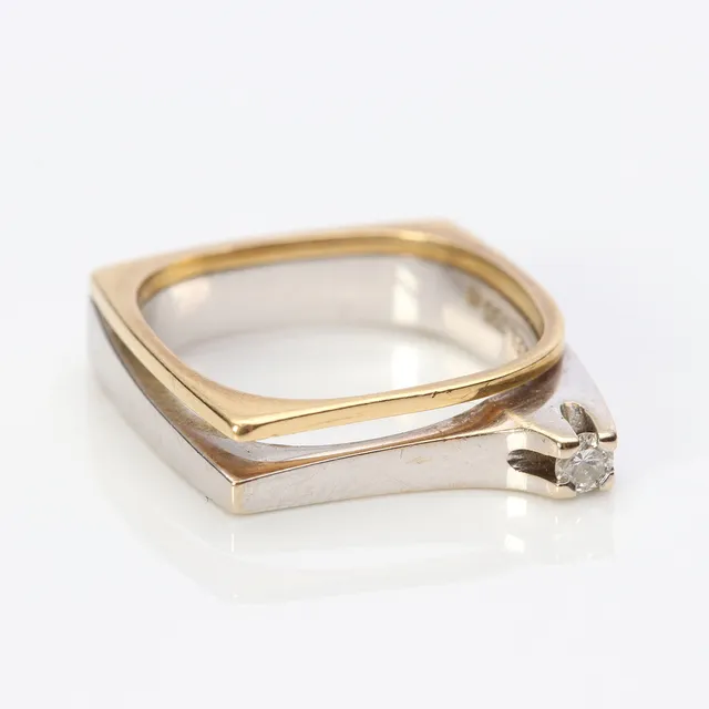 OLE LYNGGAARD, RING. 18k gul- och vitguld med en briljantslipad diamant ca 0,08 ct, totalvikt ca 6,0 gram.