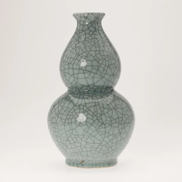 Kinesisk vase af porcelæn, celadonglasur med krakelering. Kina 19 årh.