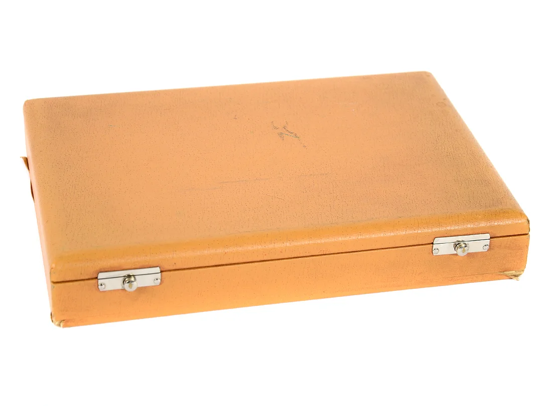 FÖRVARINGSETUI, 286 x 198 x 44 mm, läder, skadad, ca 1970. — Klocktillbehör/Övriga klockor — Kaplans