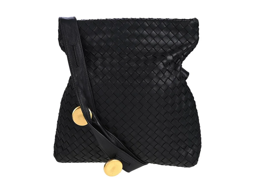 VÄSKA, BOTTEGA VENETA, svart flätat läder, guldfärgade beslag ,27x21x9 cm. — Accessoarer/Väskor — Kaplans