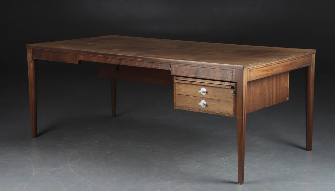 Finn Juhl. Desk from the 'Diplomat' series in mahogany — Furniture/Office furniture — Lauritz