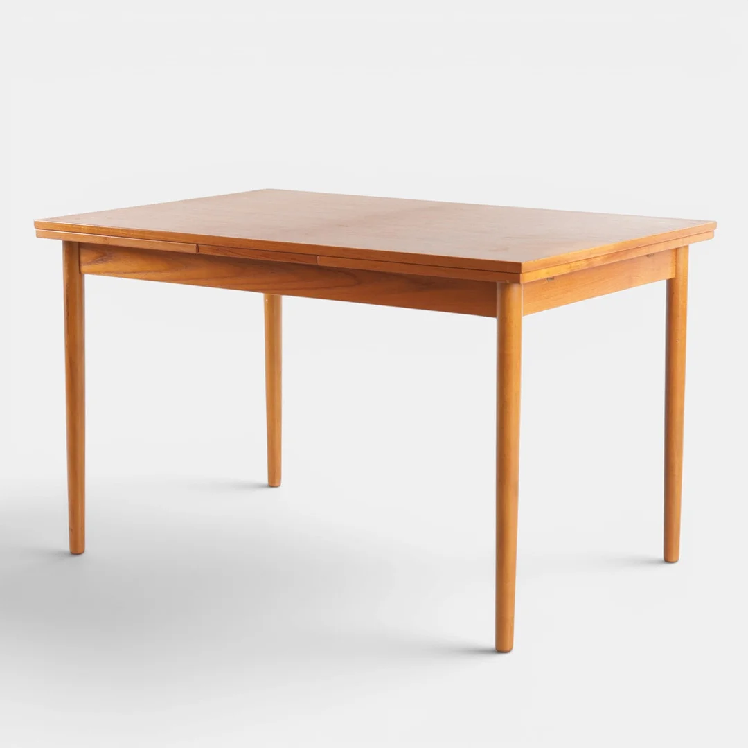 Rektangulært spisebord af teak, plade med hollandsk udtræk, opsat på runde tilspidsede ben. Danmark, 1960'erne. — Dining tables — Woxholt Auktioner
