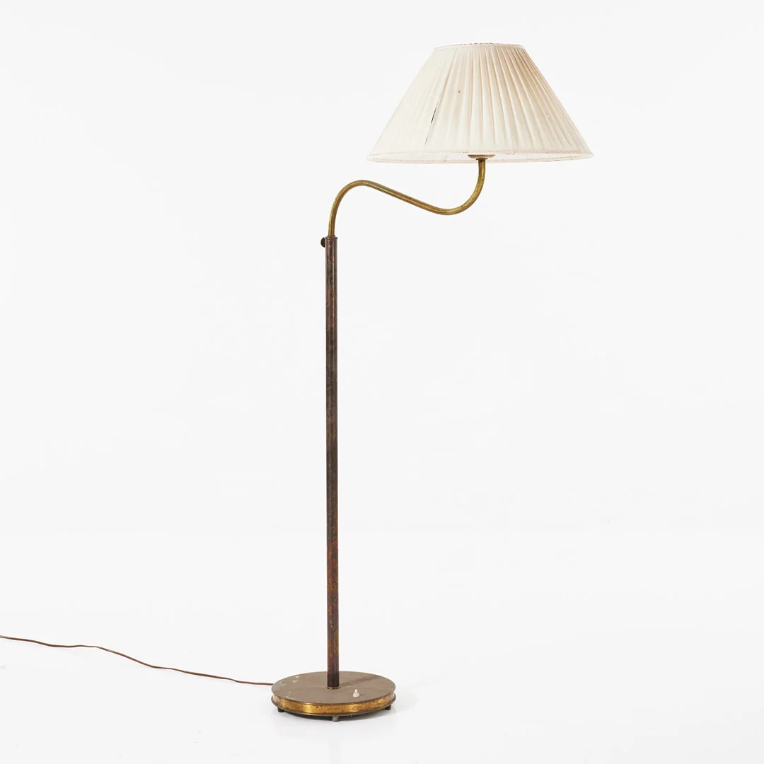 JOSEF FRANK. "Den lilla Kamelen", golvlampa, Firma Svenskt Tenn, modell 2568, modellen formgiven 1939. — Floor lights — Stockholms Auktionsverk Magasin 5