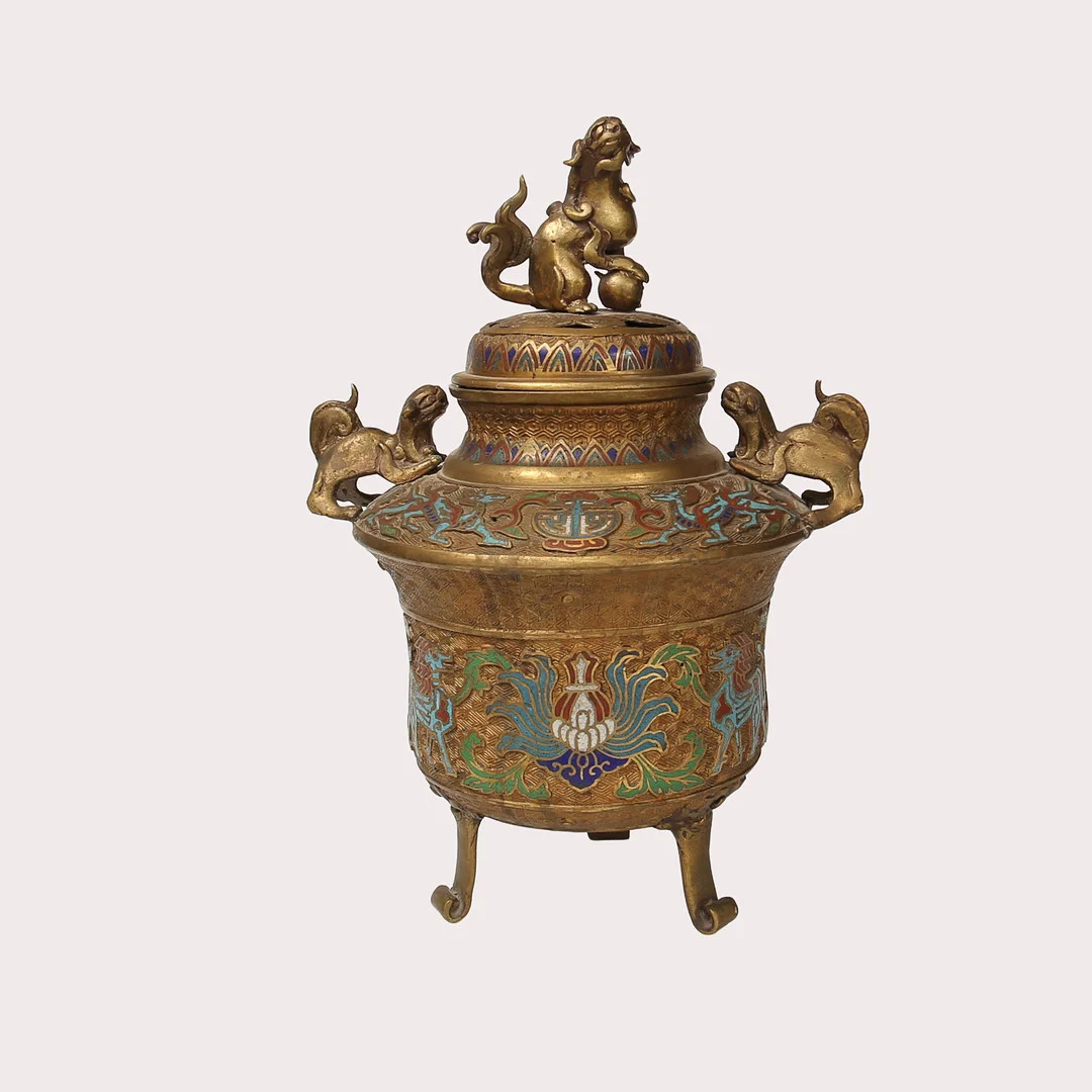 RÖKELSEKAR, brons och flerfärgad emalj, förgyllda detaljer. Japan, Taisho, efter år 1921. — Cloisonné — Limhamns Auktionsbyrå