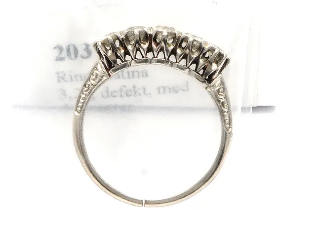 Ring Platina 3,2g, defekt, med diamanter 5xca0,12-0,16ct